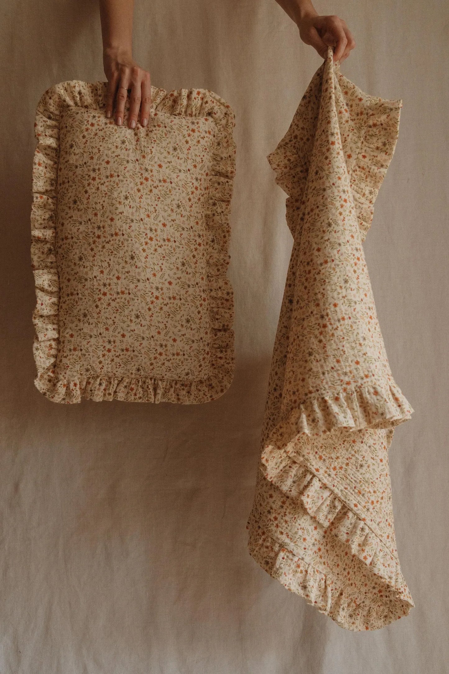 Crème aankleedkussenhoes met fijne bloemenprint en romantische afwerking