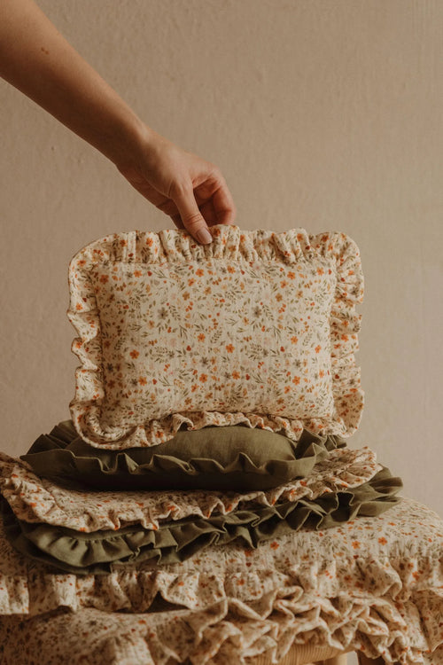 Aankleedkussenhoes met bloemenprint en rucherand in warme tinten