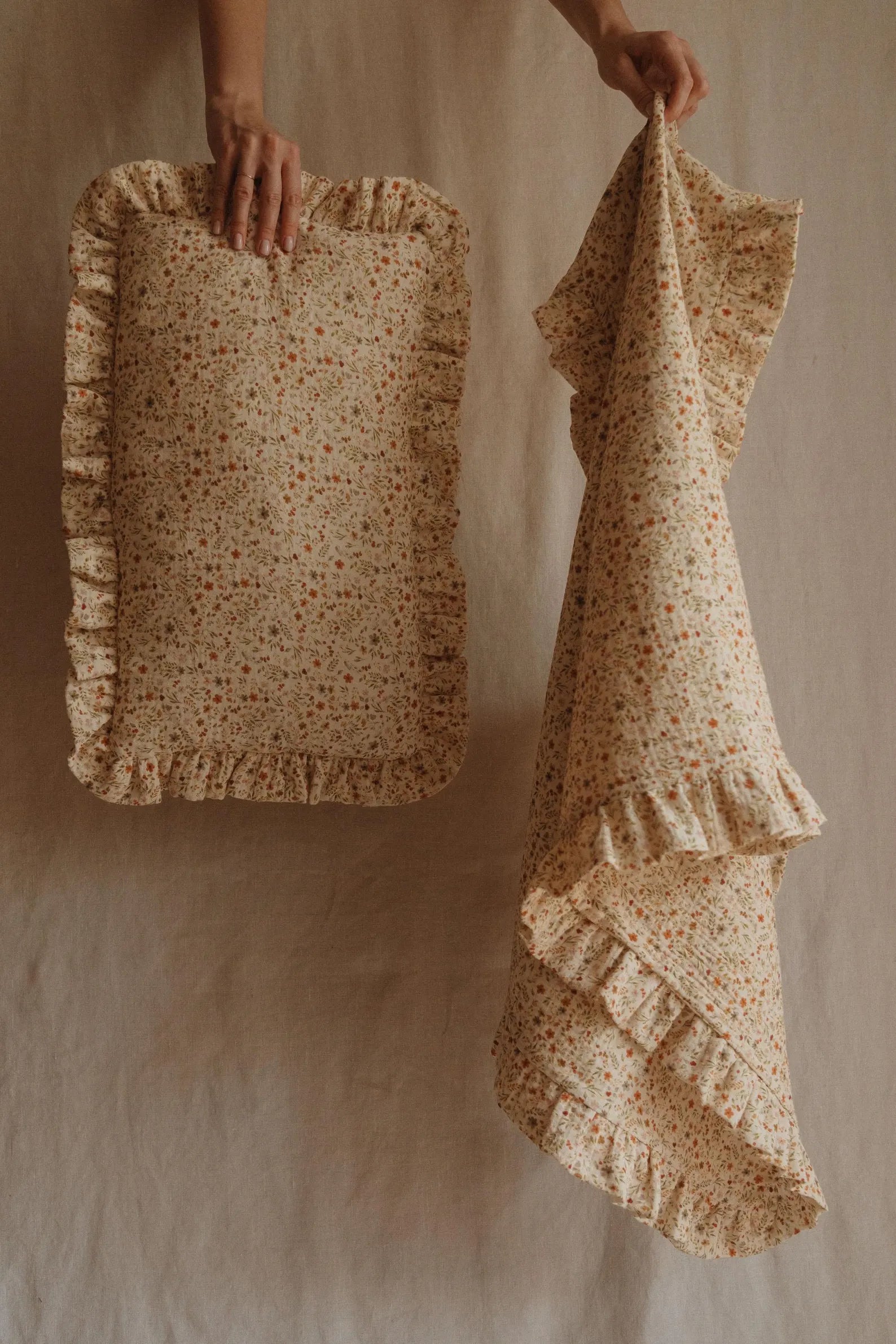 Crème aankleedkussenhoes met fijne bloemenprint en romantische afwerking