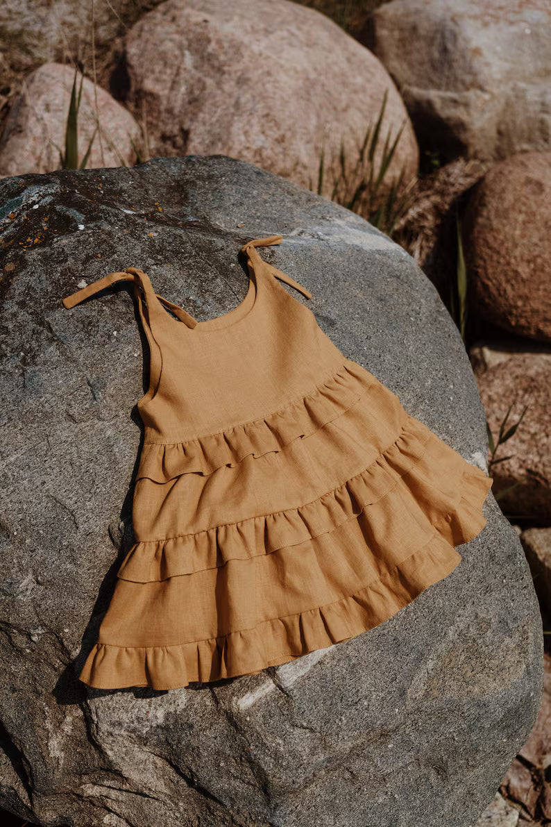 Luchtig zomerjurkje voor meisjes in warme mosterdkleur