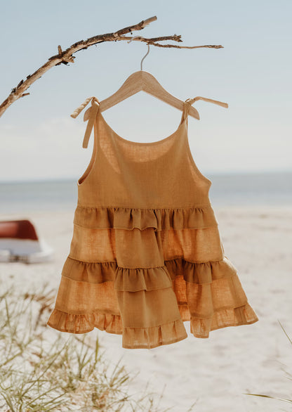 Okergeel meisjes jurkje met gelaagde ruches en strikbandjes