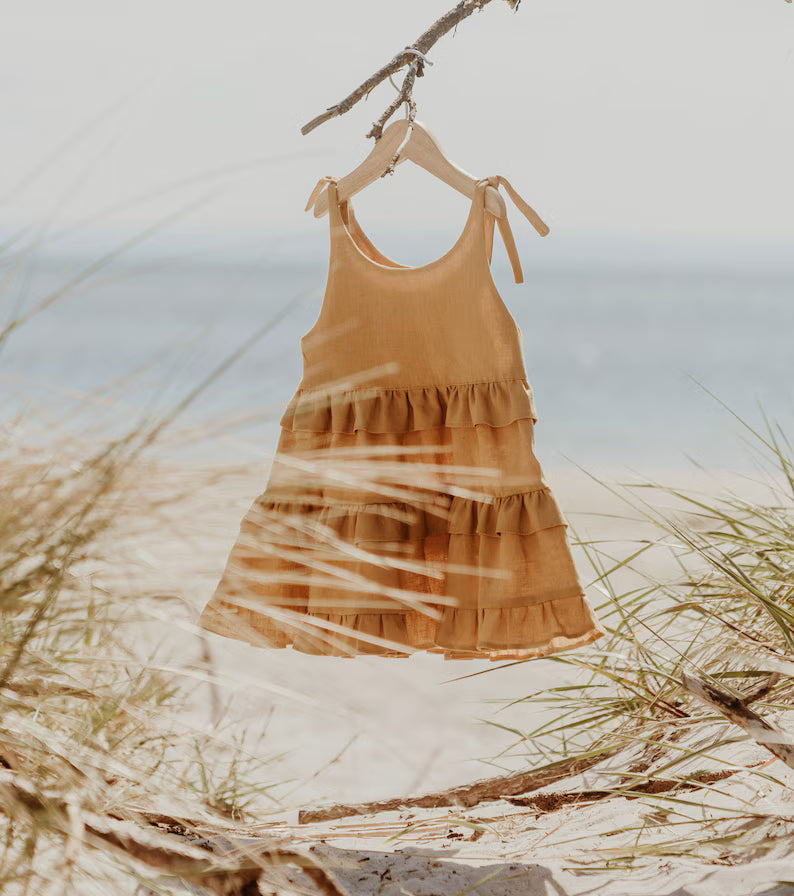 Speels meisjesjurkje met ruches en verstelbare schouderstrikjes