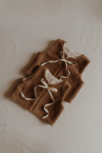Zacht mouwloos babyvestje in teddy materiaal met lichte voering