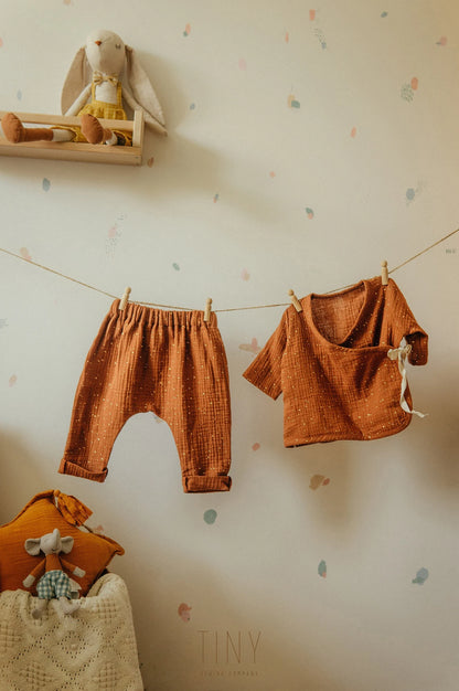 Roestkleurige babyset met zachte broek en lange mouw top