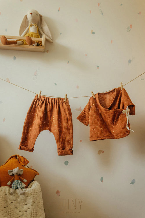 Roestkleurige babyset met zachte broek en lange mouw top