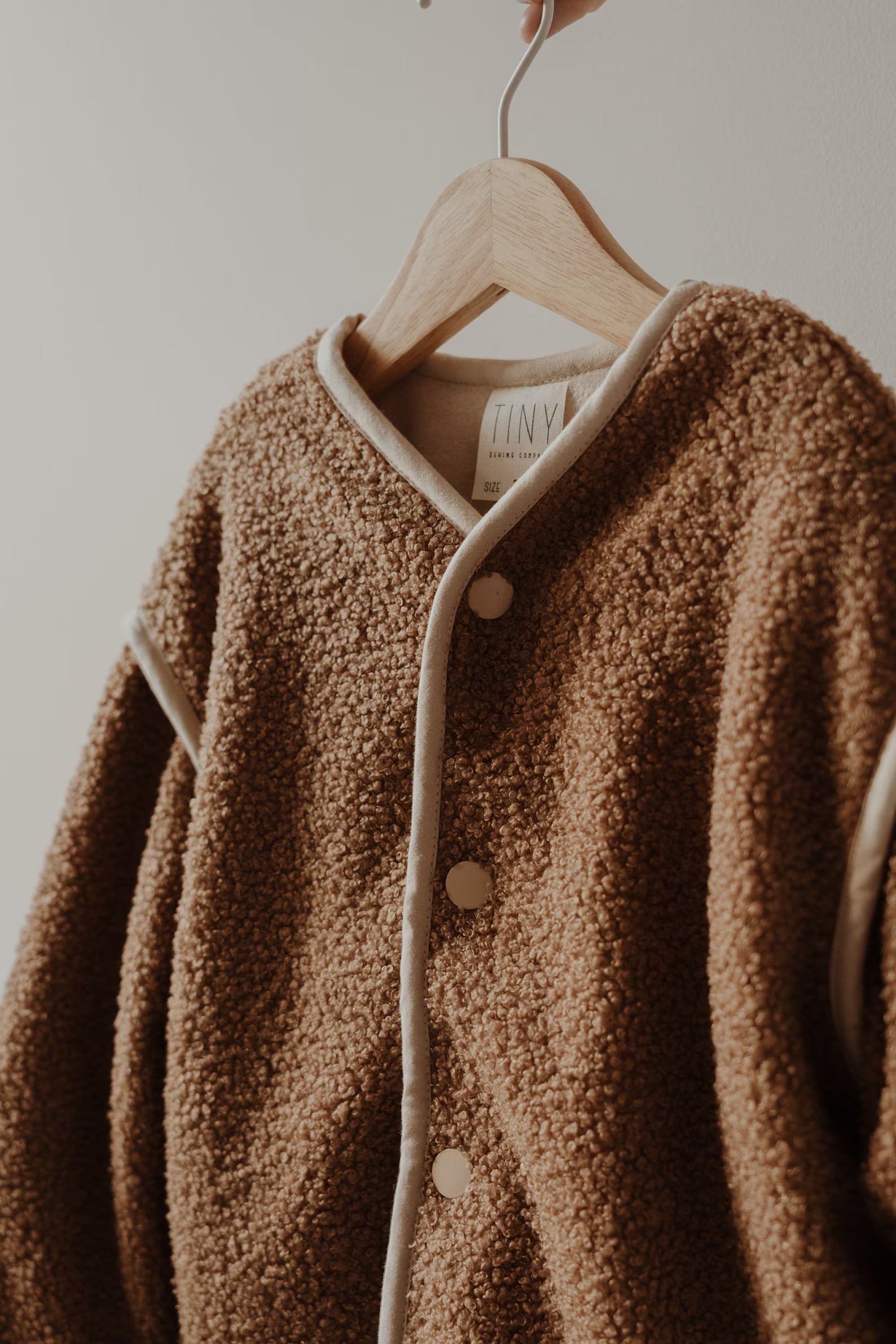 Zacht en warm kinder vest in natuurlijke tint met comfortabele pasvorm